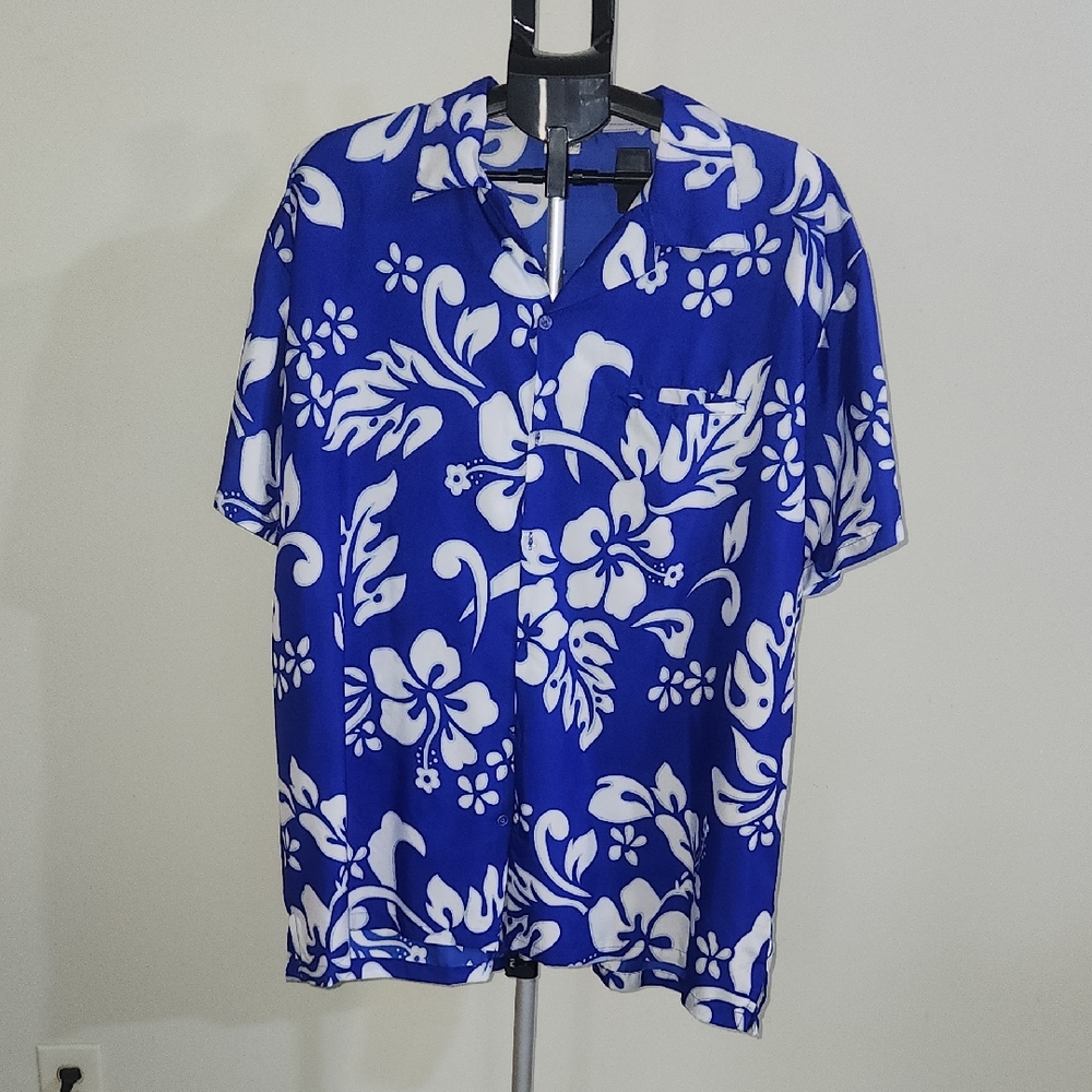 King Kameha Bue And White Floral Men's Shirt. Size XL.
